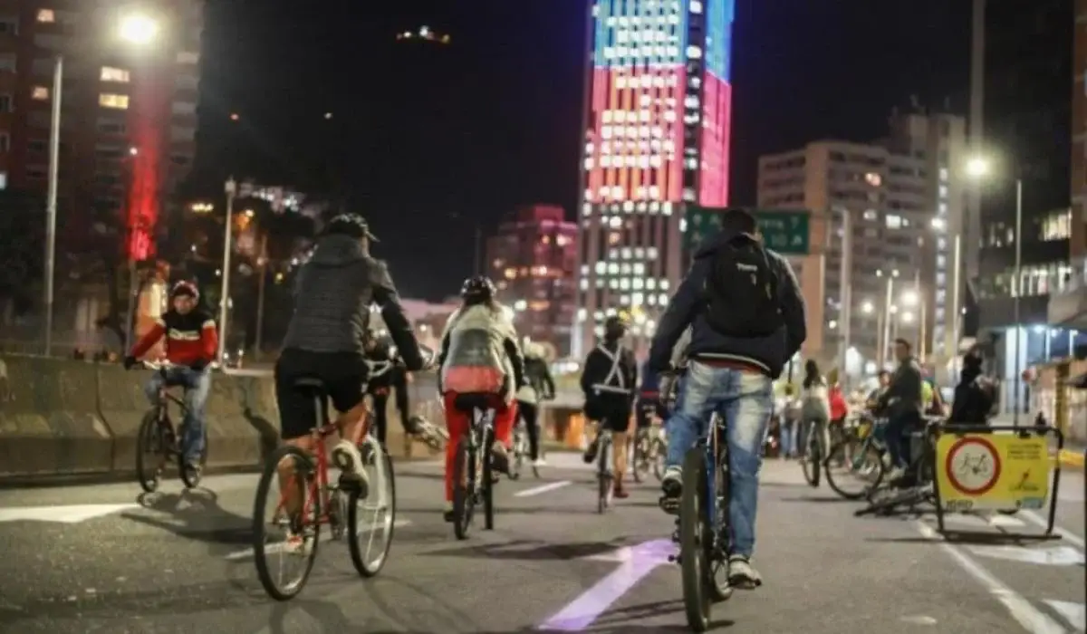 Ciclovía nocturna en Bogotá