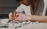 Estudiante de arquitectura trabajando en una maqueta