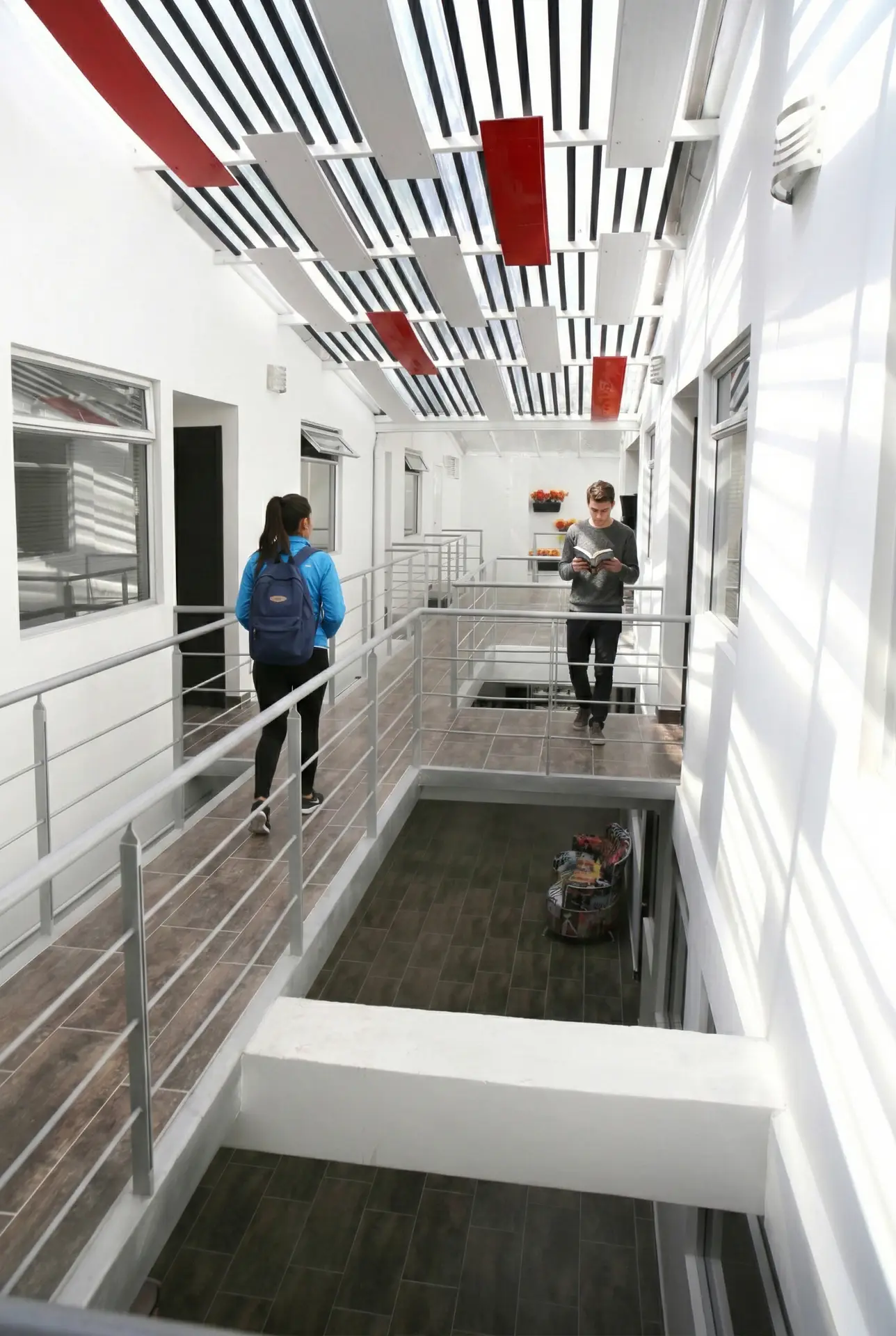 Estudiantes en el pasillo de la residencia universitaria