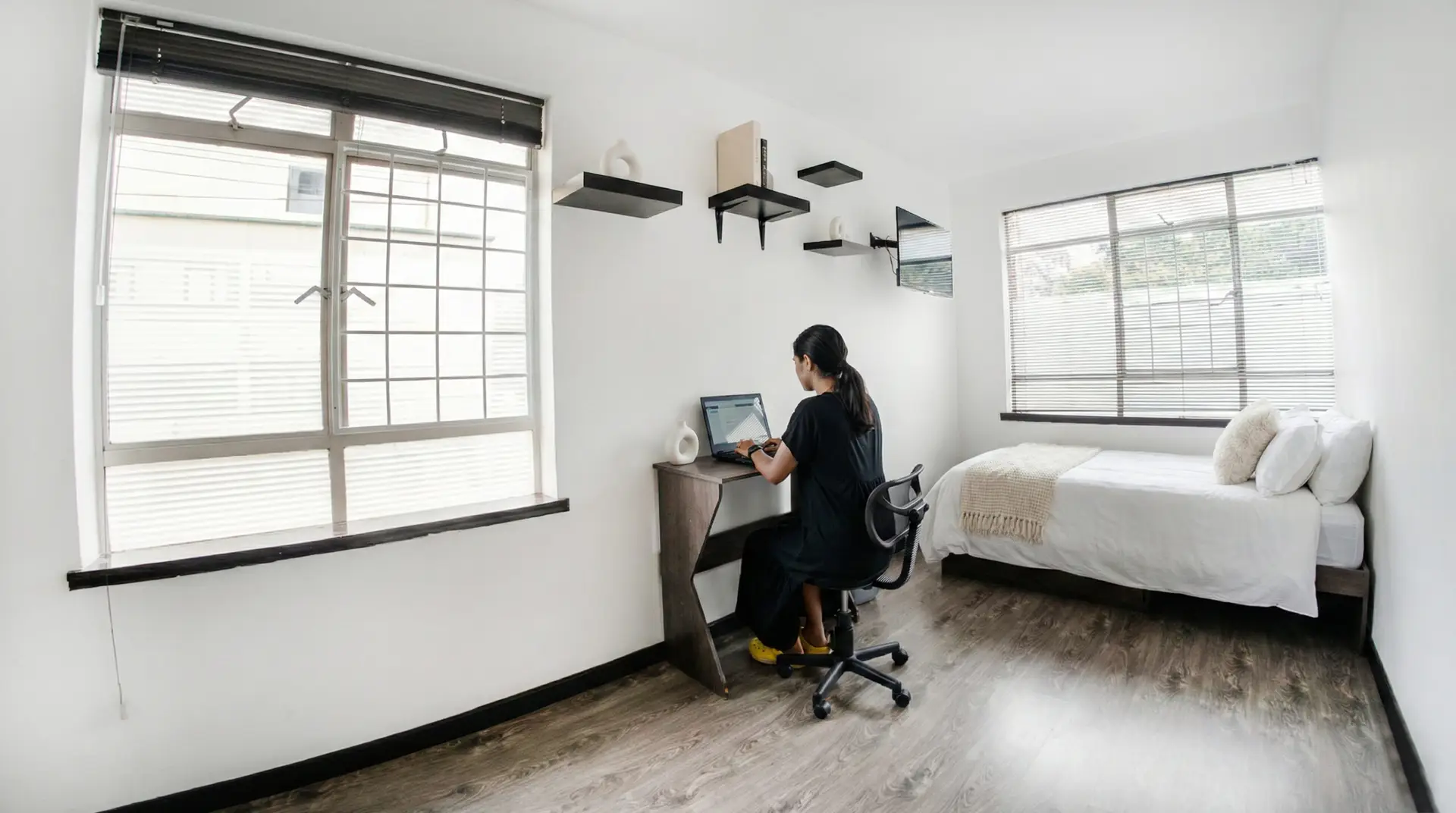 Habitación con escritorio en la residencia universitaria Inn House