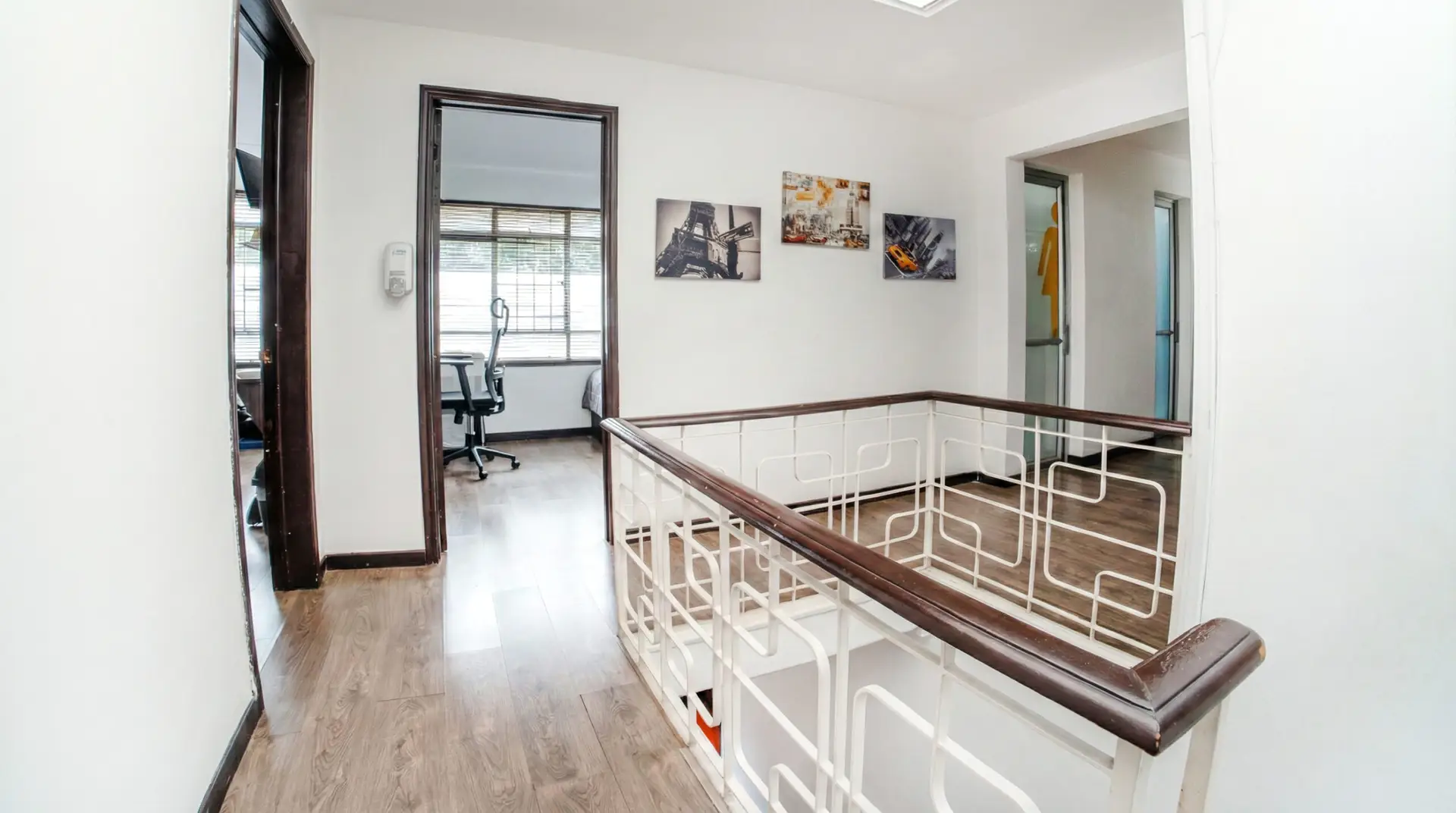 Pasillo interior de la residencia estudiantil